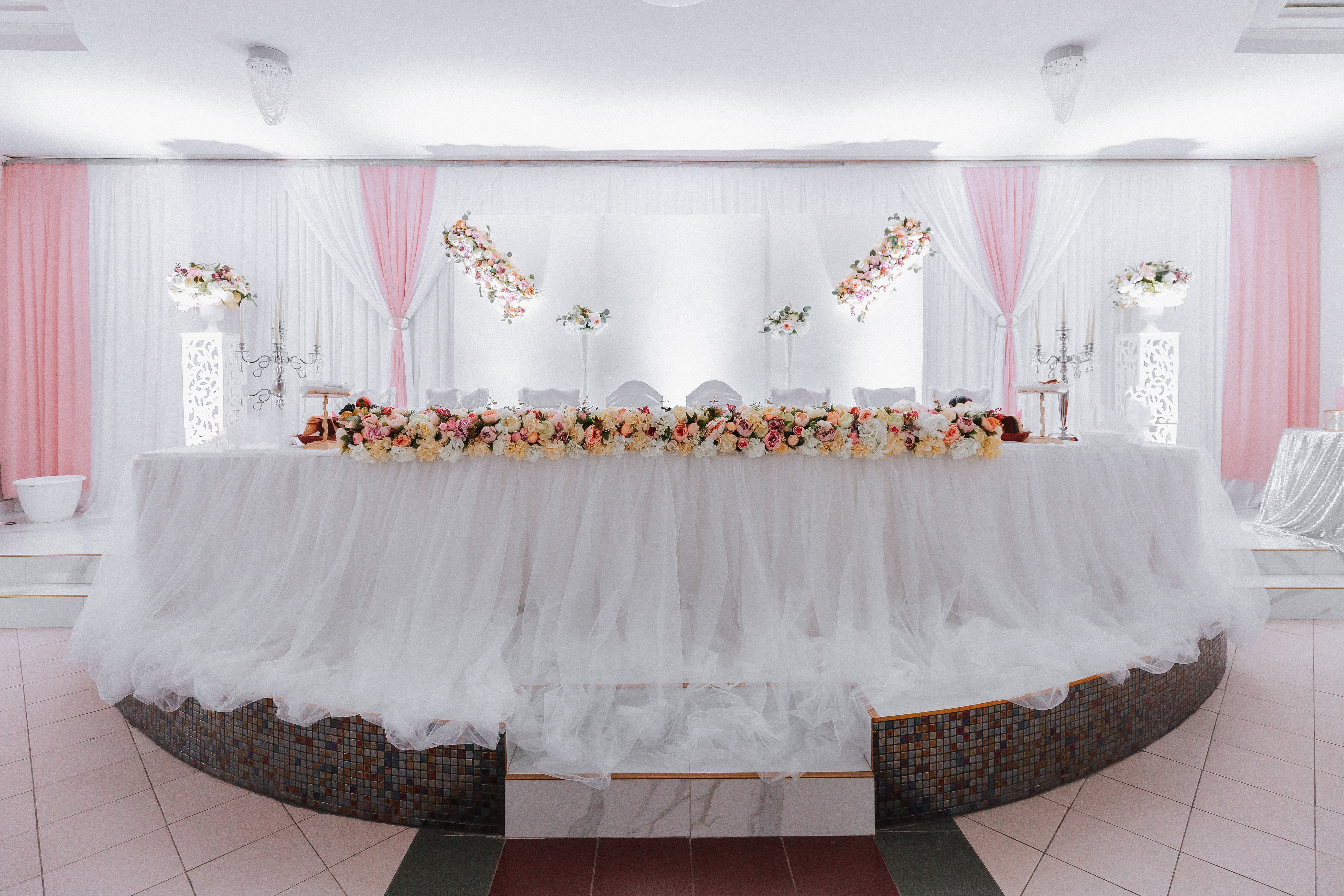 Decor masa prezidiu â€“ Ghid complet pentru un aranjament perfect