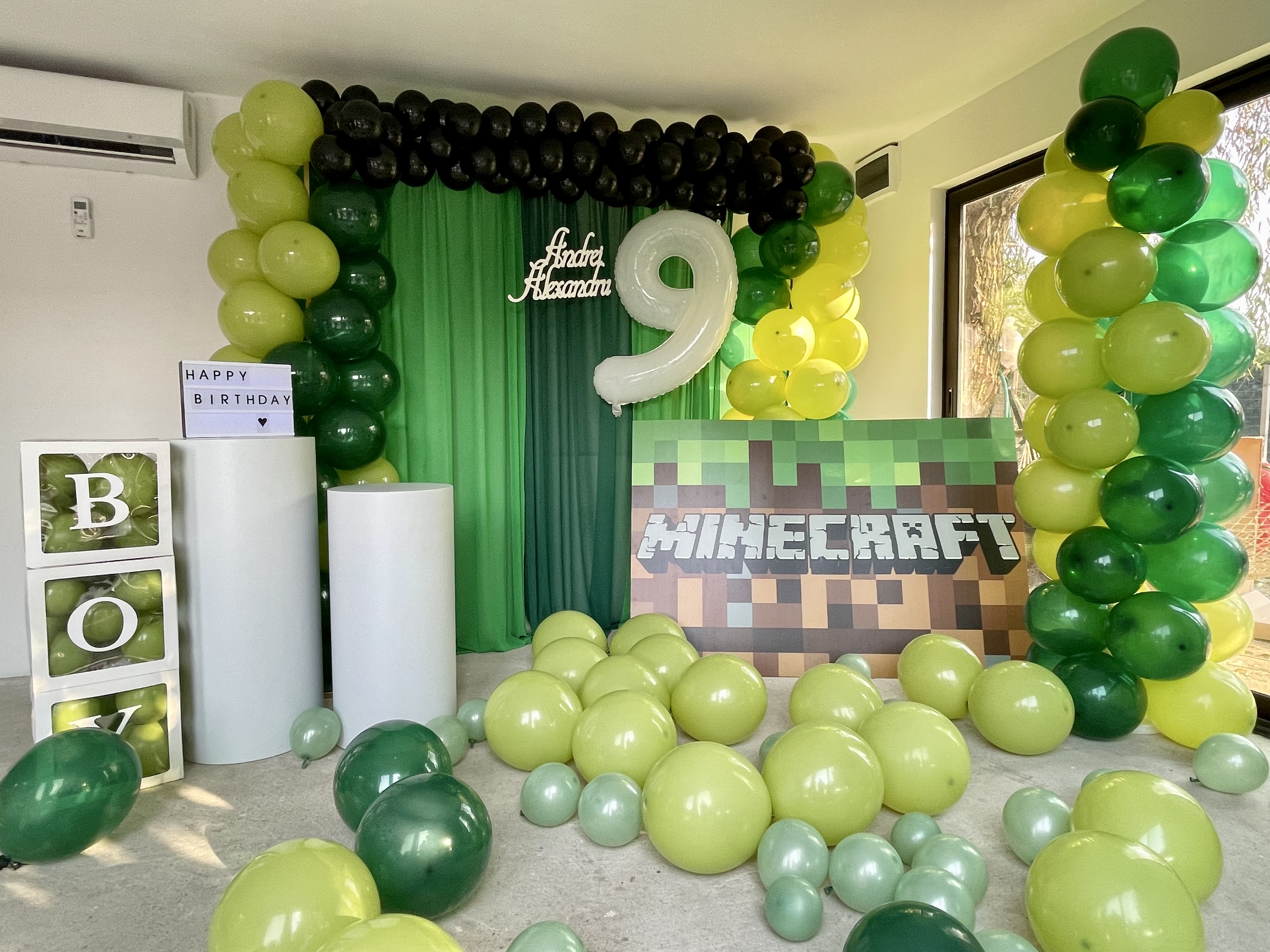 Idei tematice aniversari copii â€“ Decor spectaculos pentru masa de prezidiu si mese invitati