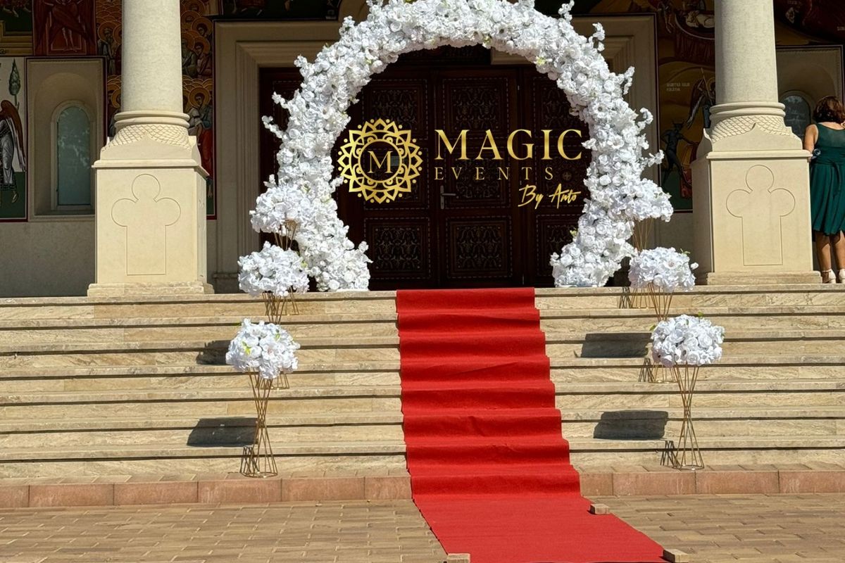 Organizare nunta cu decorul perfect la biserica - Stalpi de flori si covor rosu