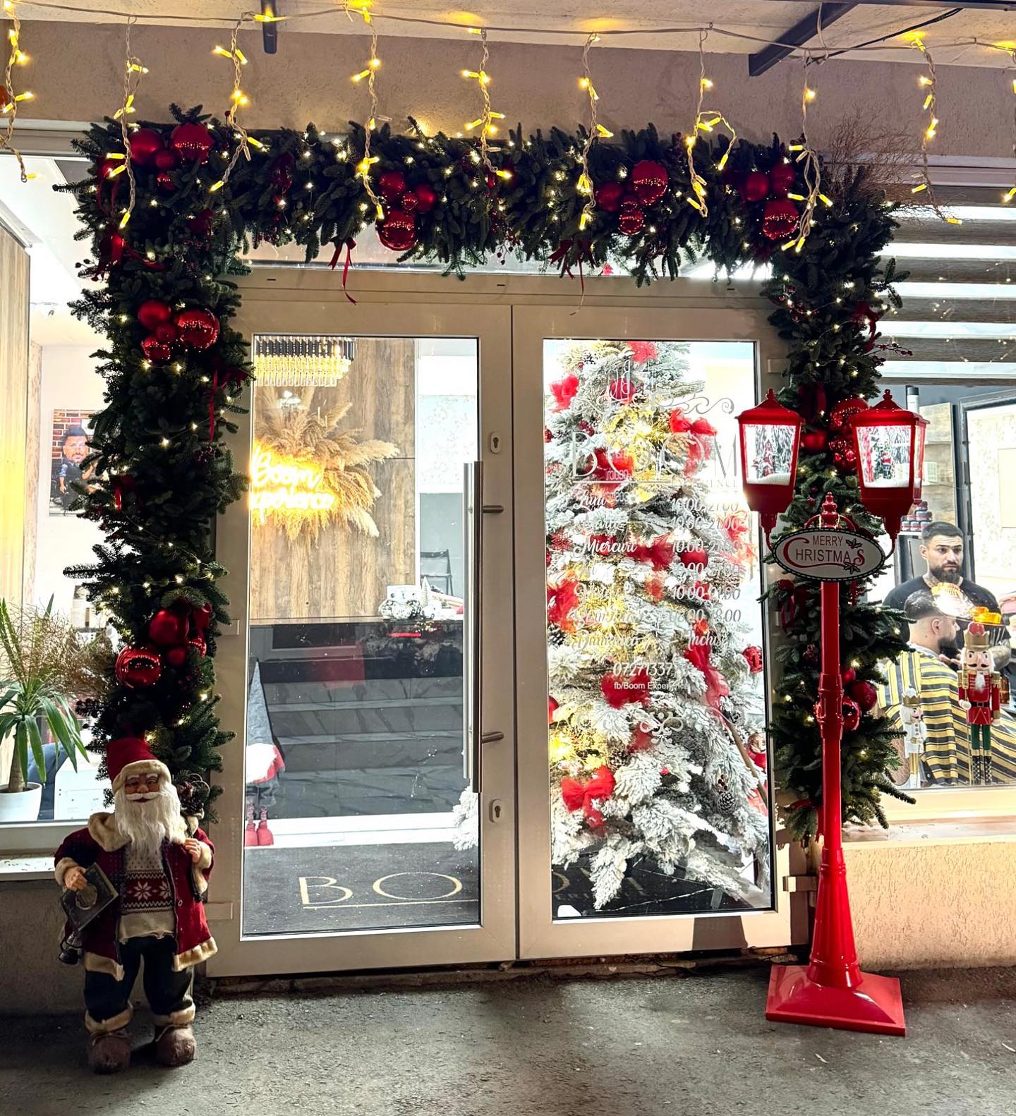 Transforma vitrinele si intrarea in magazinul tau intr-un taram magic de Craciun