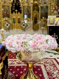 Cristelniță decorată cu flori roz și albe
