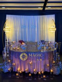 MasÄƒ de prezidiu cu backdrop elegant,