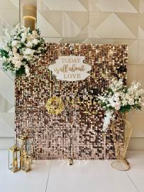 Photocorner elegant cu paiete aurii și mesajul „Today is all about love”